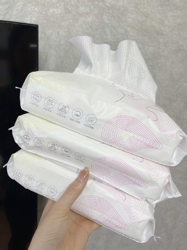 12.9￥6包 五月私语棉柔巾 这个拿到手第一次用就爱上 打湿后韧性很好 亲肤不扎脸一包50抽 外出携带也很方便 2块钱一包没啥好犹豫的 冲!!!(v36k2Lk13Uw)/