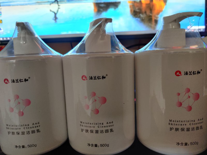 昨天4亓3斤的洗面奶到了~看着还不错嗷~